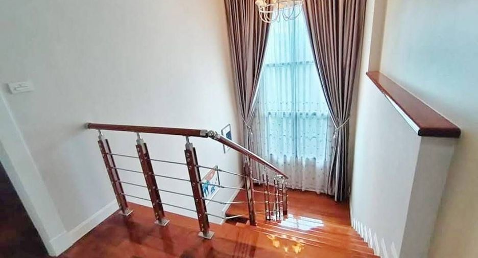 For sale 5 bedrooms house in Mueang Nonthaburi, Nonthaburi
