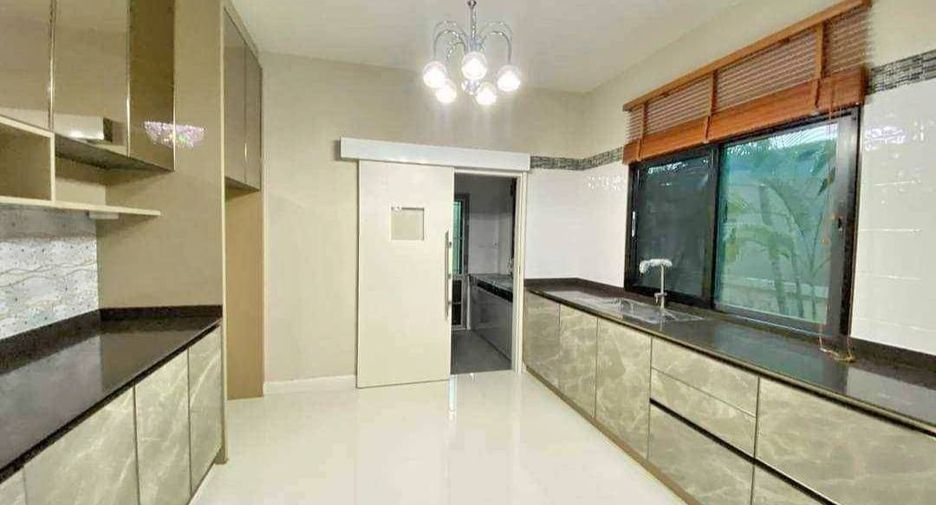 For sale 5 bedrooms house in Mueang Nonthaburi, Nonthaburi