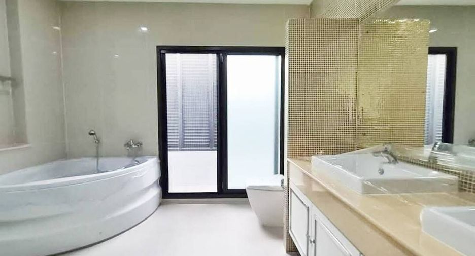 For sale 5 bedrooms house in Mueang Nonthaburi, Nonthaburi