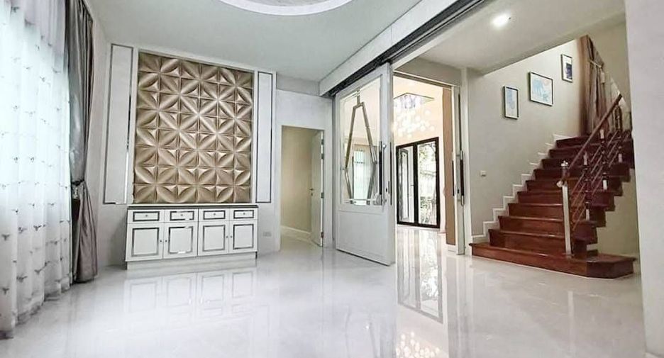 For sale 5 bedrooms house in Mueang Nonthaburi, Nonthaburi