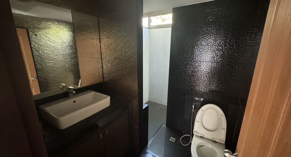 For sale 4 bedrooms house in Mueang Pathum Thani, Pathum Thani