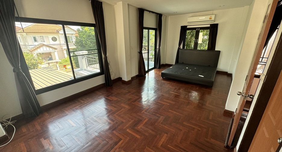 For sale 4 bedrooms house in Mueang Pathum Thani, Pathum Thani
