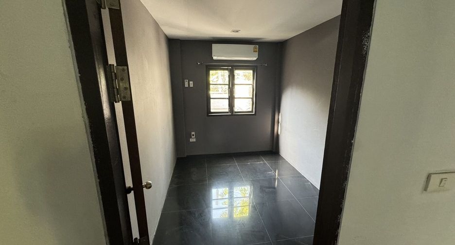 For sale 4 bedrooms house in Mueang Pathum Thani, Pathum Thani