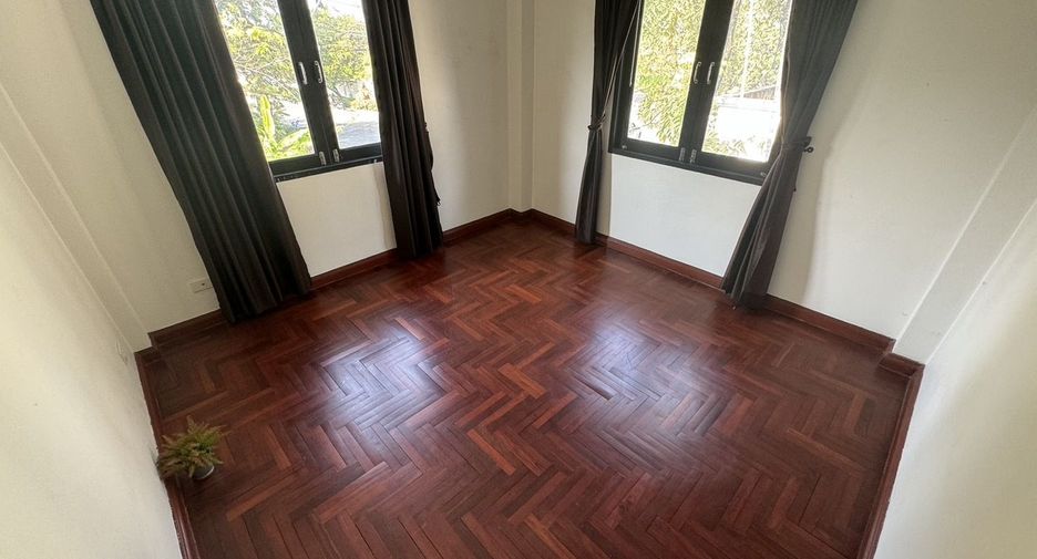 For sale 4 bedrooms house in Mueang Pathum Thani, Pathum Thani