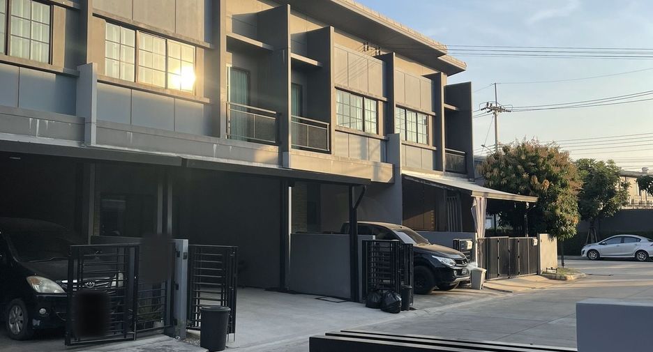 For sale 4 bedrooms townhouse in Mueang Pathum Thani, Pathum Thani