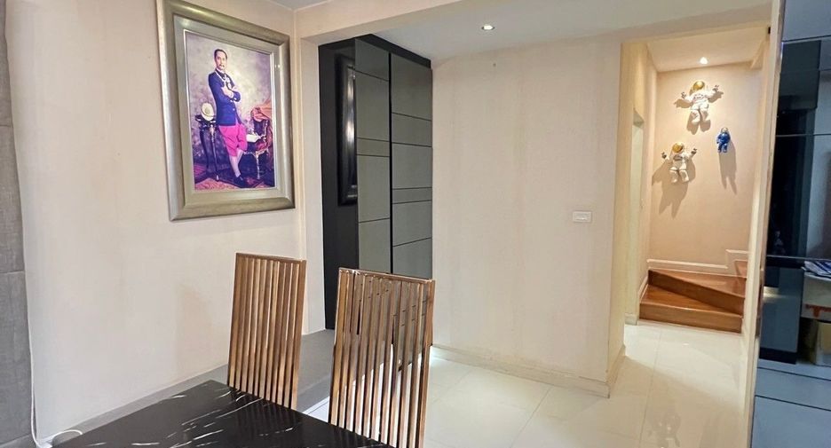 For sale 4 bedrooms house in Mueang Nonthaburi, Nonthaburi