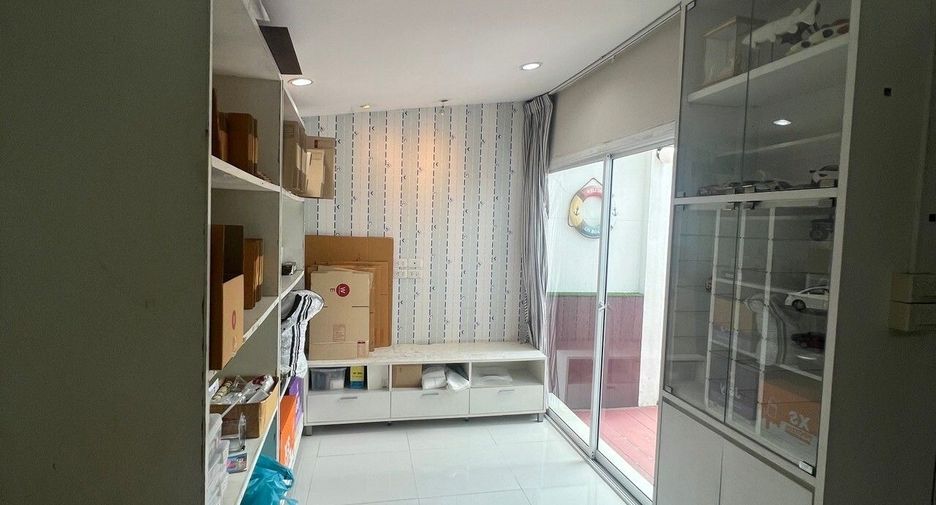 For sale 4 bedrooms house in Mueang Nonthaburi, Nonthaburi