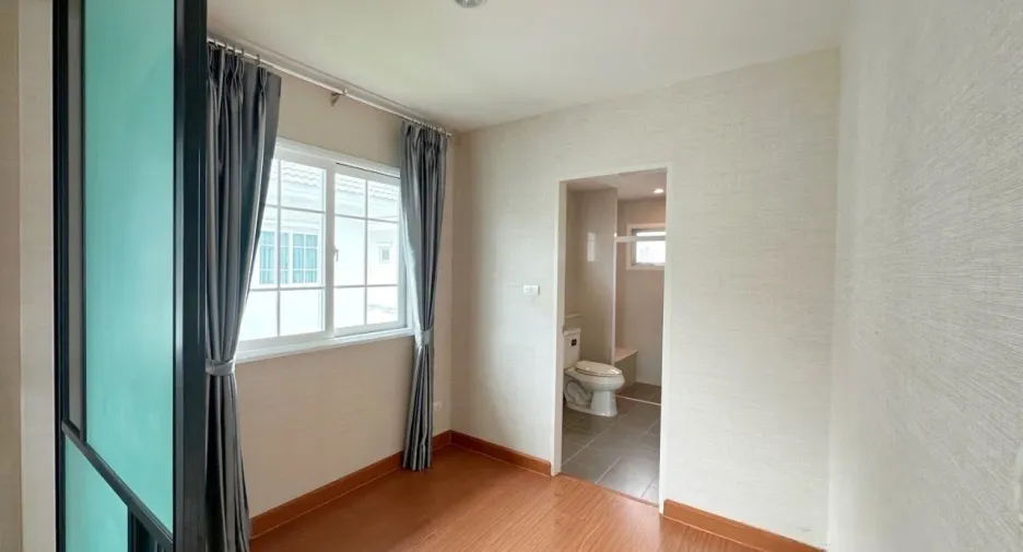 For sale 4 bedrooms house in Mueang Pathum Thani, Pathum Thani