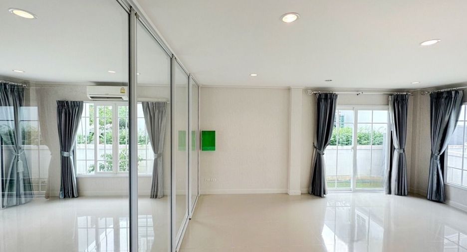 For sale 4 bedrooms house in Mueang Pathum Thani, Pathum Thani