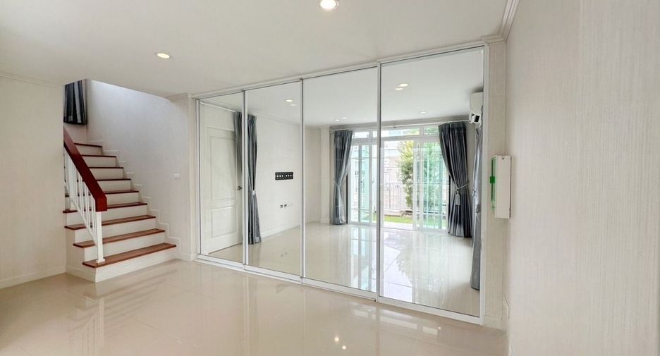For sale 4 bedrooms house in Mueang Pathum Thani, Pathum Thani