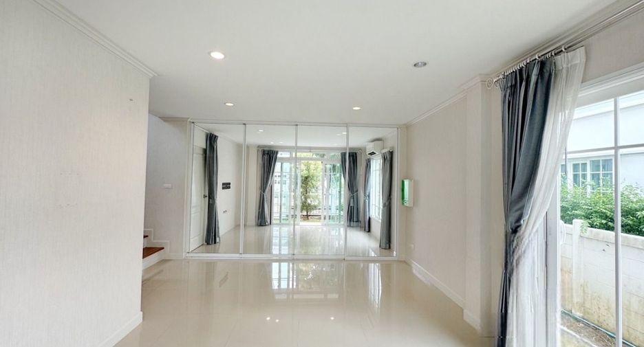 For sale 4 bedrooms house in Mueang Pathum Thani, Pathum Thani