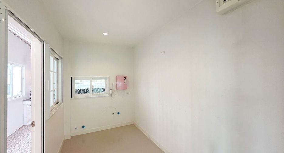 For sale 4 bedrooms house in Mueang Pathum Thani, Pathum Thani