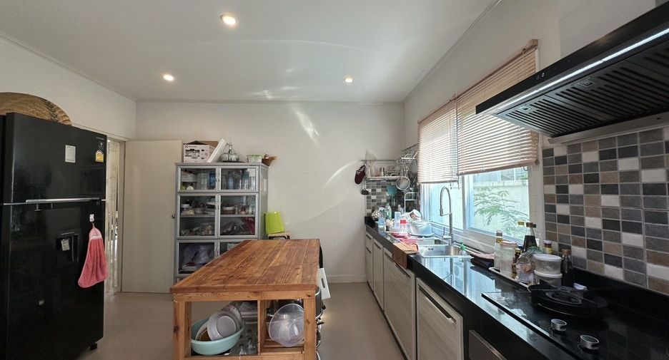 For sale 4 bedrooms house in Mueang Pathum Thani, Pathum Thani