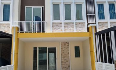 Продажа 4 спальни таунхаус в Sai Noi, Нонтабури