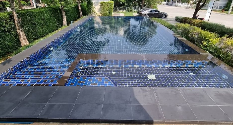 Casa adosada en venta de 4 habitaciones en Sai Noi, Nonthaburi