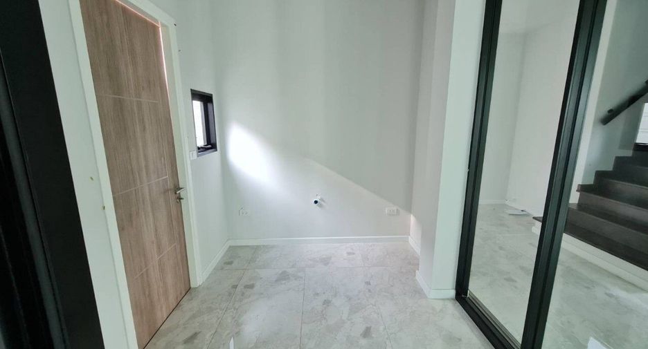 For sale 4 bedrooms house in Mueang Nonthaburi, Nonthaburi