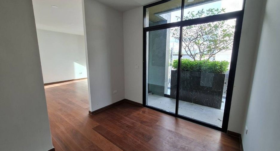 For sale 4 bedrooms house in Mueang Nonthaburi, Nonthaburi