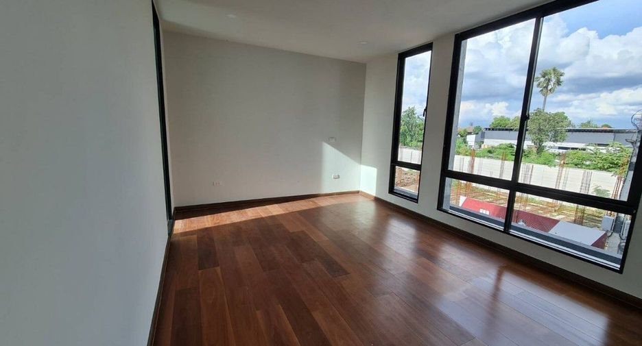 For sale 4 bedrooms house in Mueang Nonthaburi, Nonthaburi