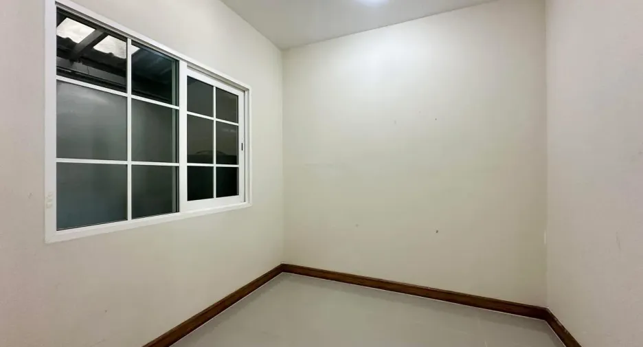 For sale 4 bedrooms townhouse in Mueang Nonthaburi, Nonthaburi