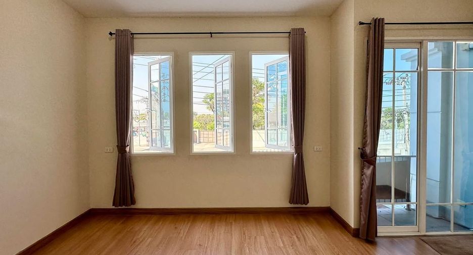 For sale 4 bedrooms townhouse in Mueang Nonthaburi, Nonthaburi