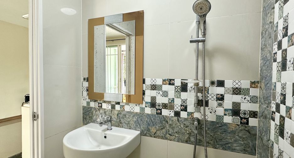 For sale 4 bedrooms townhouse in Mueang Nonthaburi, Nonthaburi