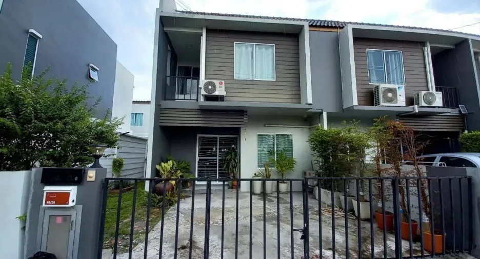 Casa adosada en venta de 3 habitaciones en Sai Noi, Nonthaburi