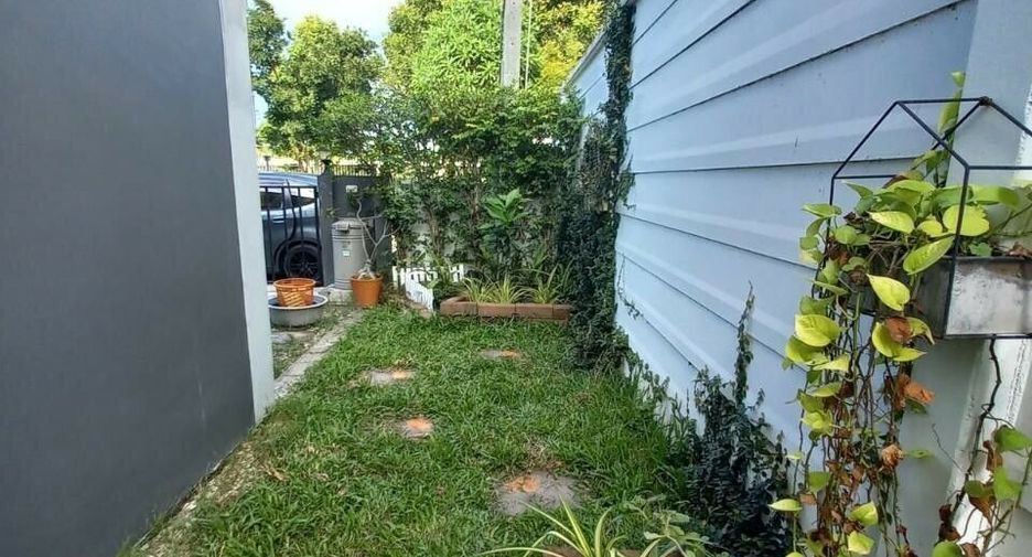 Casa adosada en venta de 3 habitaciones en Sai Noi, Nonthaburi