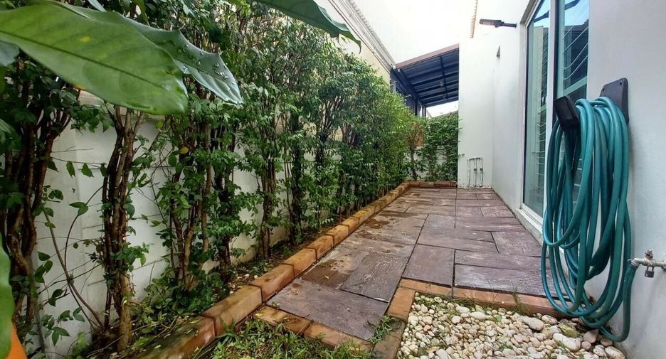 Casa adosada en venta de 3 habitaciones en Sai Noi, Nonthaburi