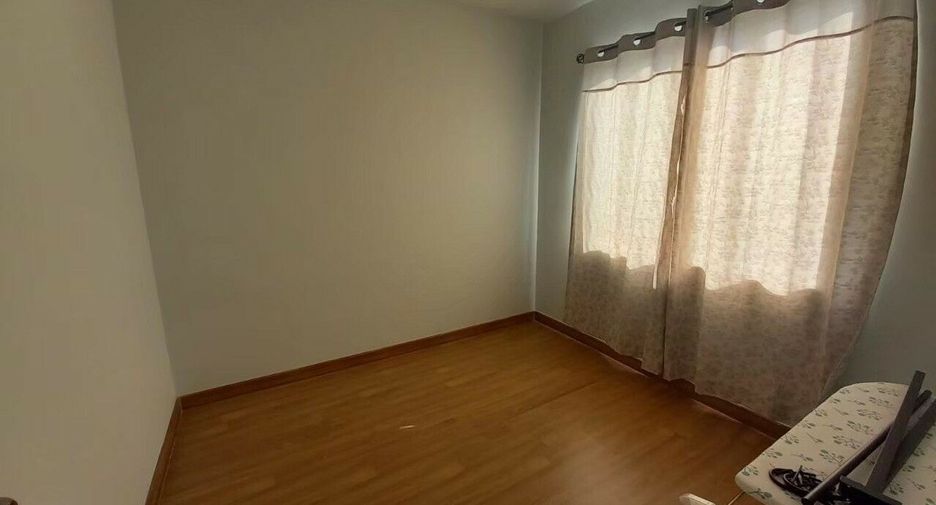 Casa adosada en venta de 3 habitaciones en Sai Noi, Nonthaburi