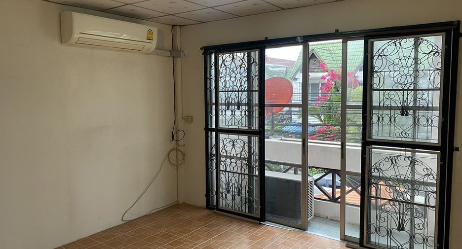 For sale 3 bedrooms townhouse in Mueang Nonthaburi, Nonthaburi