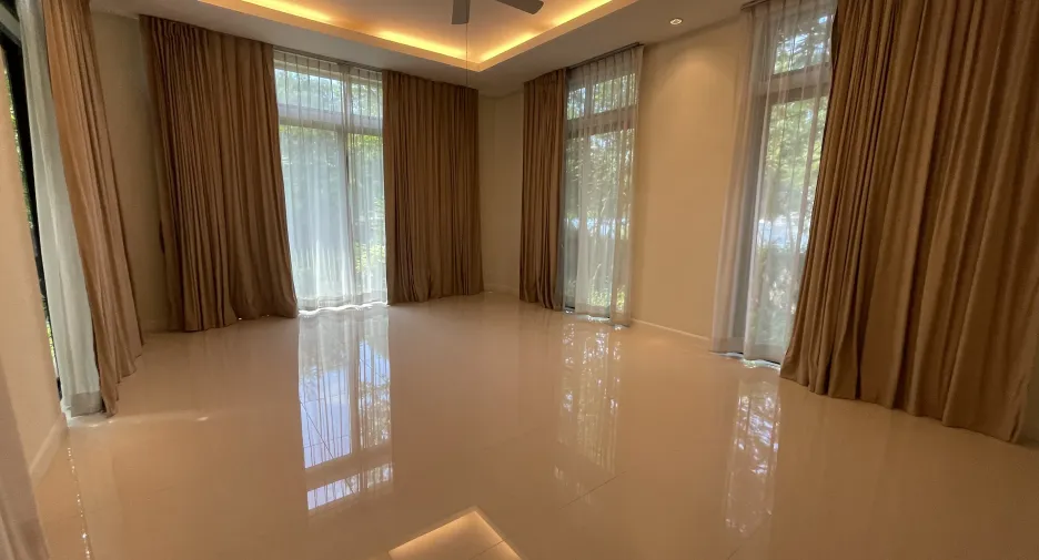 Casa en alquiler de 5 habitaciones en Pak Kret, Nonthaburi