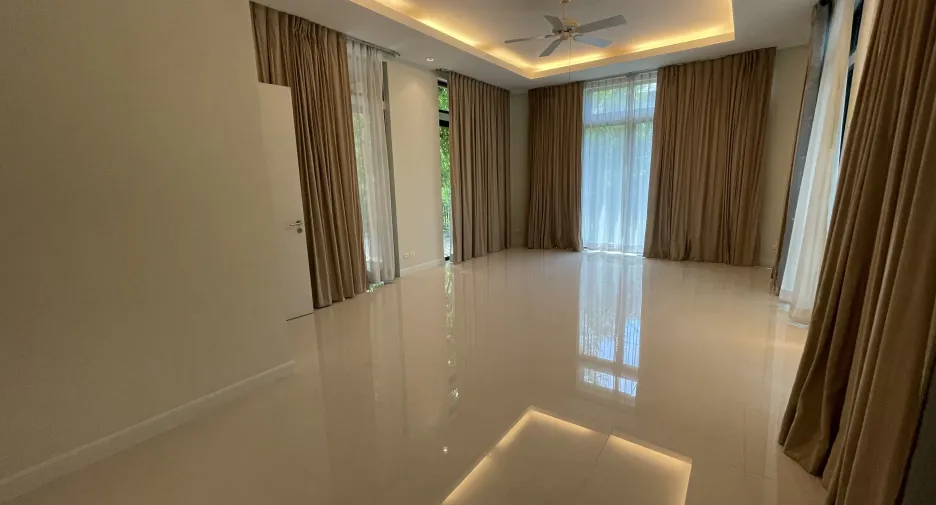 Casa en alquiler de 5 habitaciones en Pak Kret, Nonthaburi