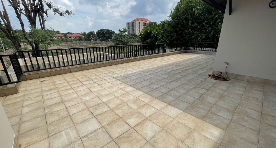 Casa en alquiler de 5 habitaciones en Pak Kret, Nonthaburi