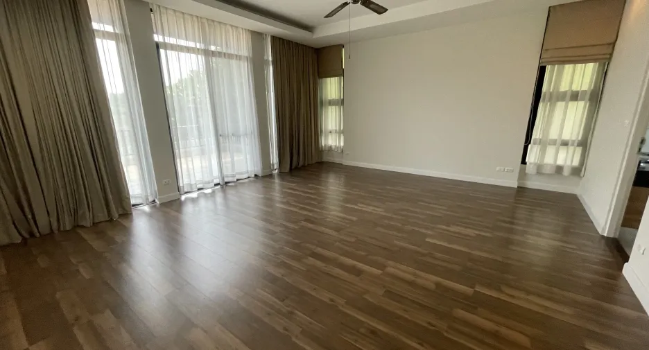 Casa en alquiler de 5 habitaciones en Pak Kret, Nonthaburi