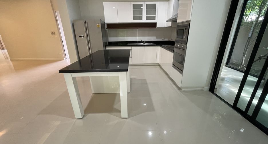 Casa en alquiler de 5 habitaciones en Pak Kret, Nonthaburi