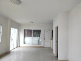 À vendre 3 chambres maison de ville à Pluak Daeng, Rayong