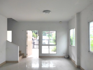À vendre 3 chambres maison de ville à Pluak Daeng, Rayong