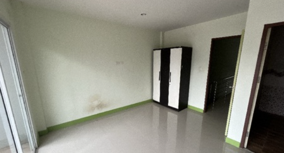 Casa adosada en venta de 2 habitaciones en Nikhom Phatthana, Rayong