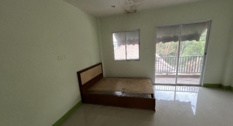 Casa adosada en venta de 2 habitaciones en Nikhom Phatthana, Rayong