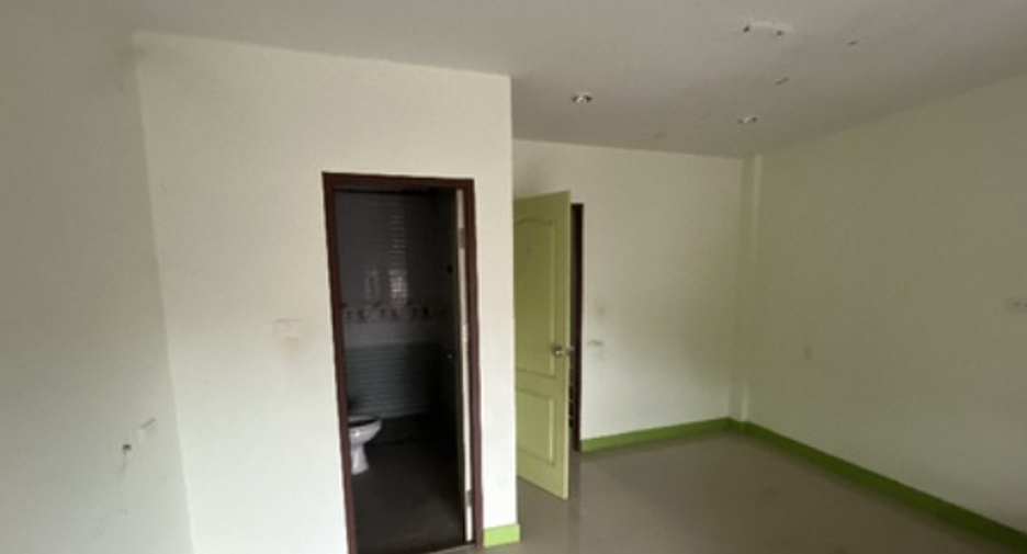 Casa adosada en venta de 2 habitaciones en Nikhom Phatthana, Rayong