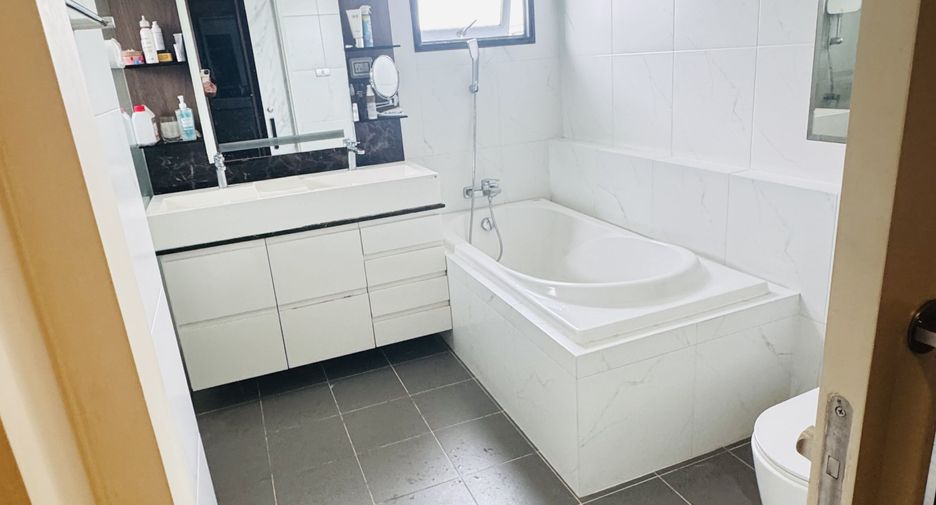 Haus zur Miete mit 4 Zimmer in Bang Phli, Samut Prakan