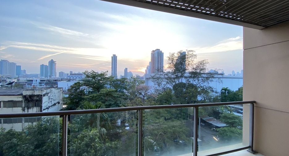 For rent 2 bedrooms condo in Yan Nawa, Bangkok