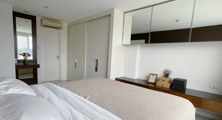 For rent 2 bedrooms apartment in Khlong San, Bangkok