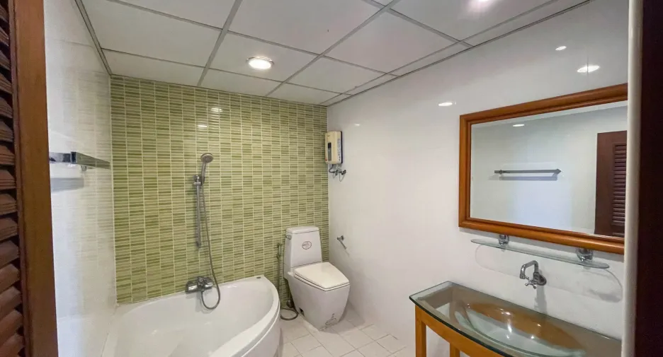 For rent 2 bedrooms condo in Bang Phlat, Bangkok