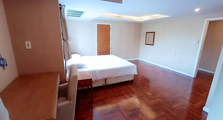 For rent 2 bedrooms apartment in Yan Nawa, Bangkok
