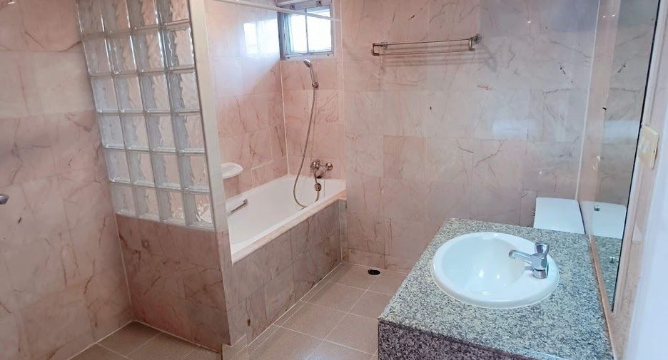 For rent 2 bedrooms apartment in Yan Nawa, Bangkok