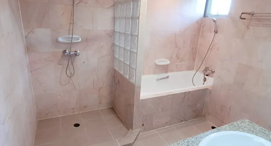 For rent 2 bedrooms apartment in Yan Nawa, Bangkok