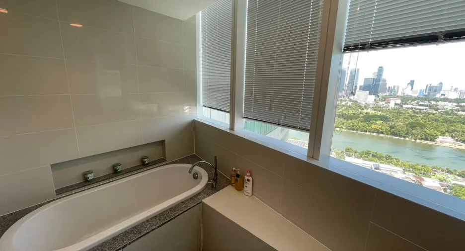 For rent 3 bedrooms condo in Khlong Toei, Bangkok