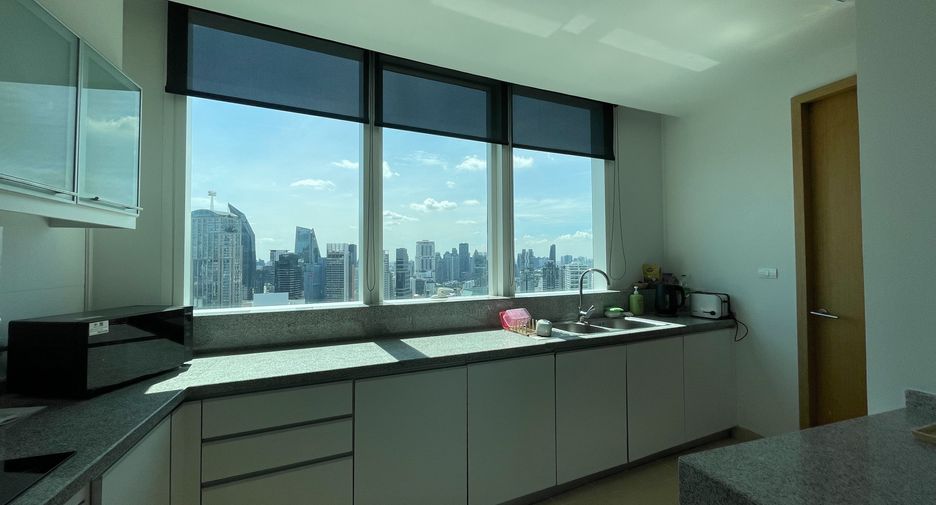For rent 3 bedrooms condo in Khlong Toei, Bangkok