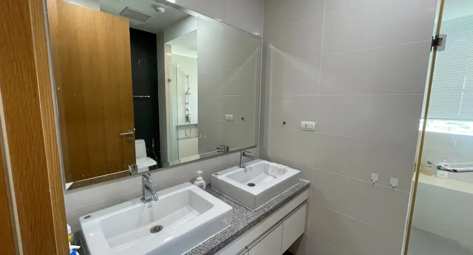 For rent 3 bedrooms condo in Khlong Toei, Bangkok